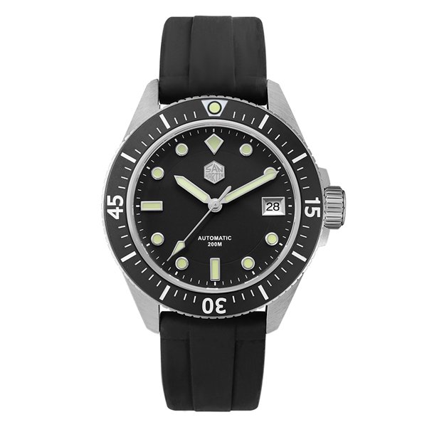San Martin SN040-G1 with matte black dot-and-baton dial, date at 3 and black rubber strap